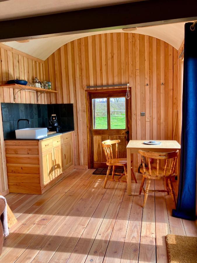 Shepherds Hut In A Private Meadow With Sea Views Hartland Exterior foto