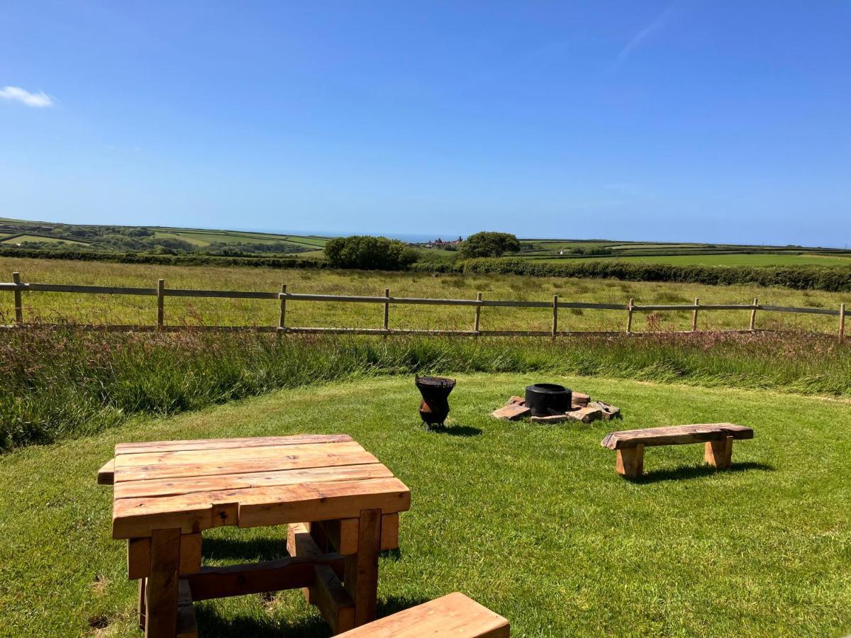 Shepherds Hut In A Private Meadow With Sea Views Hartland Exterior foto