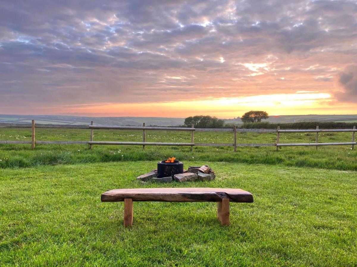 Shepherds Hut In A Private Meadow With Sea Views Hartland Exterior foto